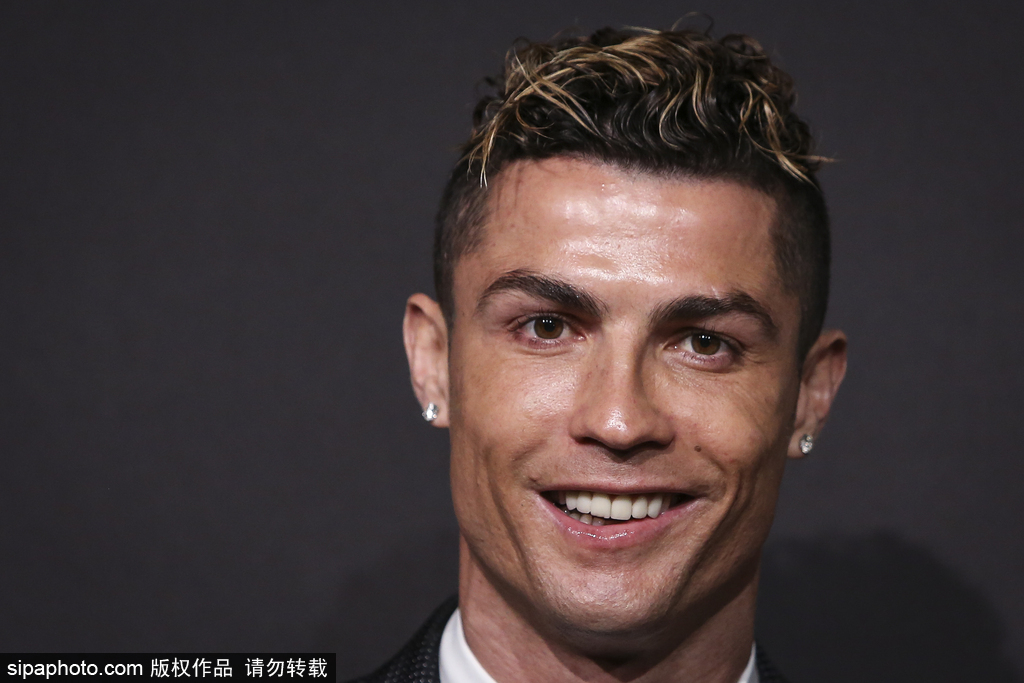 辽宁男篮王哲林关键得分带队胜