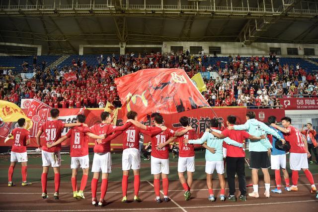 巴萨纪念梅西一队首秀22周年：传奇从这里开始（巴萨致敬梅西一线队首秀22周年：传奇自此启程）