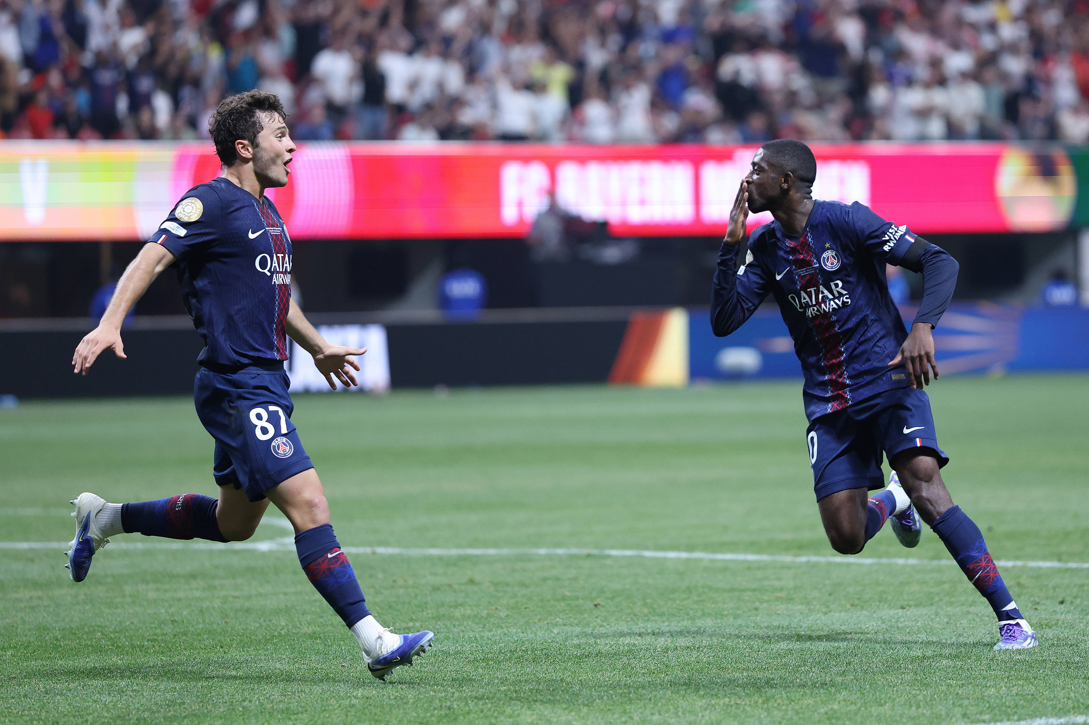 从手足无措到游刃有余，齐达内在公园学着踢毽子