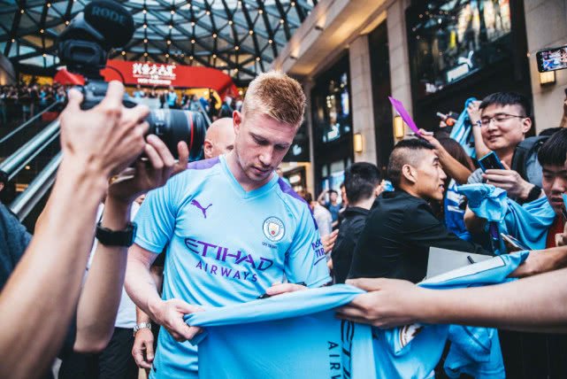 足球英超历史第2000场比赛达成（英超迎来历史第2000场比赛）