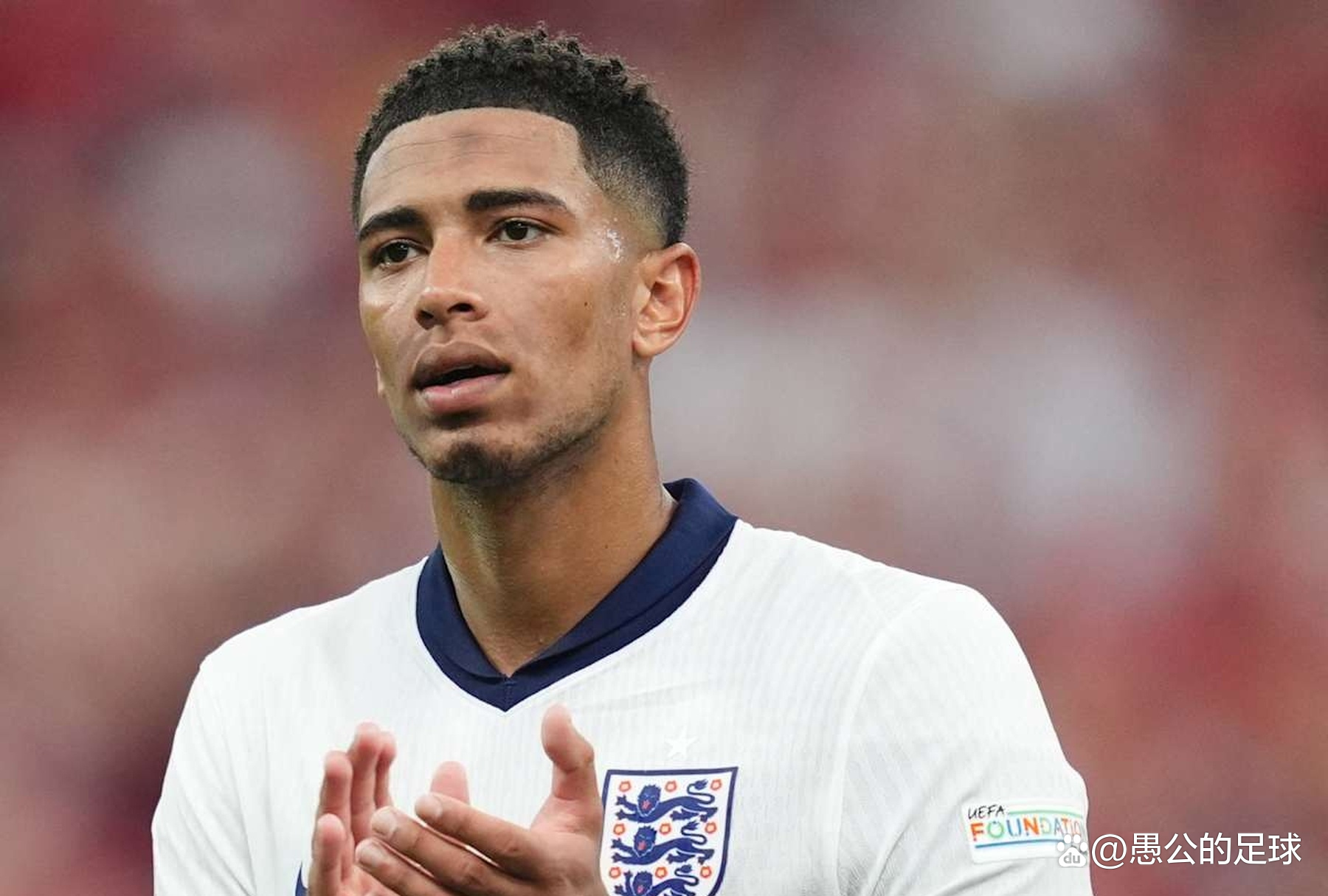 如此魔人怎能不爱？哈兰德装扮成圣诞老人为曼城小球迷派送礼物（哈兰德化身圣诞老人给曼城小球迷送礼，这样的魔人谁会不爱？）