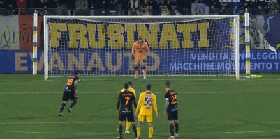 欧冠半场：克瑙夫打破僵局，法兰克福1-0巴塞罗那