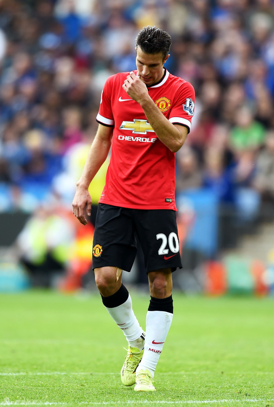 法兰克福客胜后球迷区突发火情，还有球迷从高处坠落后被送医