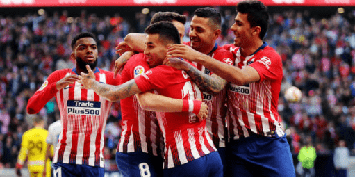 尤文航班延误，挪威当地球迷抓紧机会在机场与他们合影留念