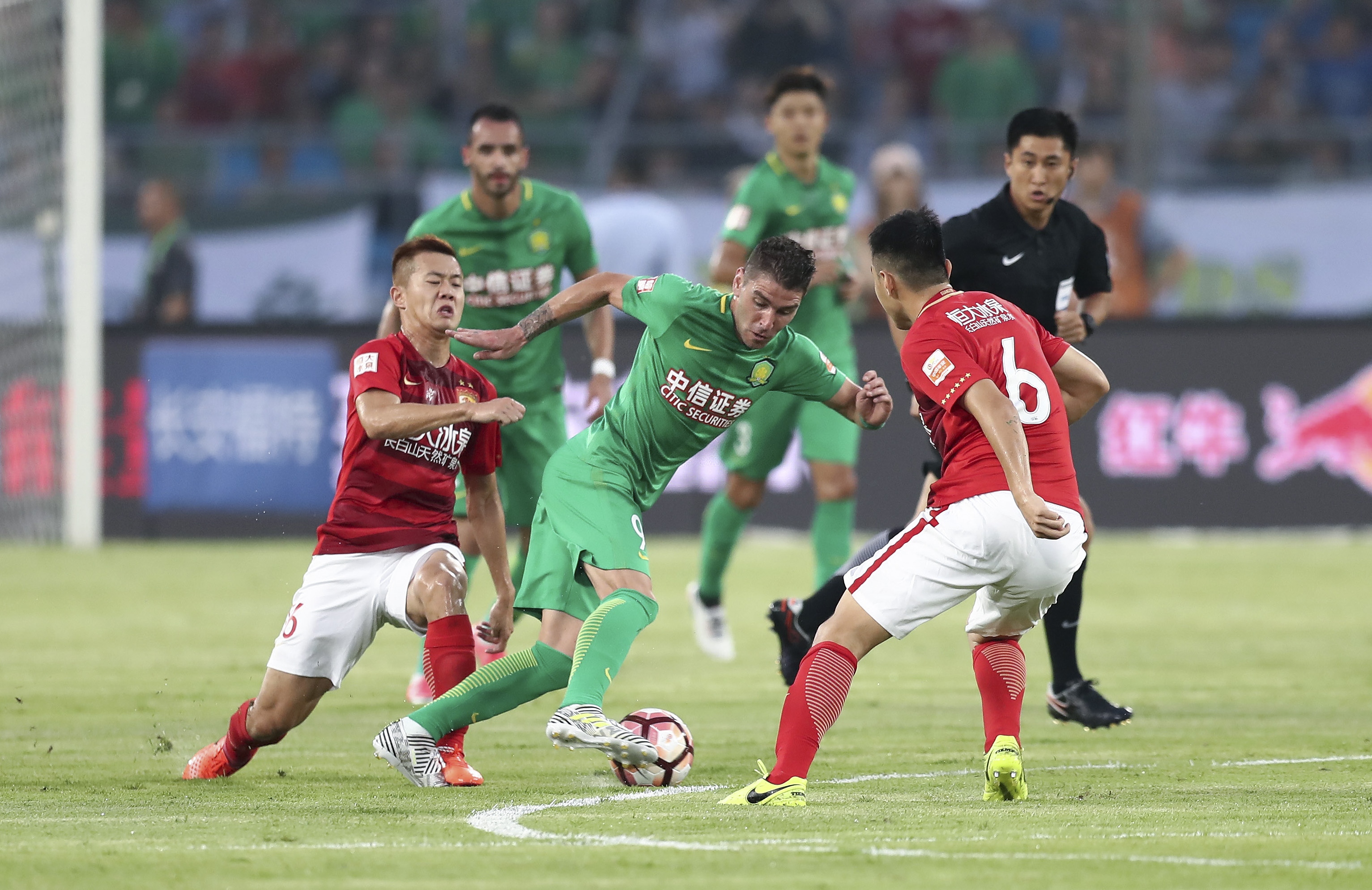 欧冠精彩进球回顾：梅西助攻集锦,